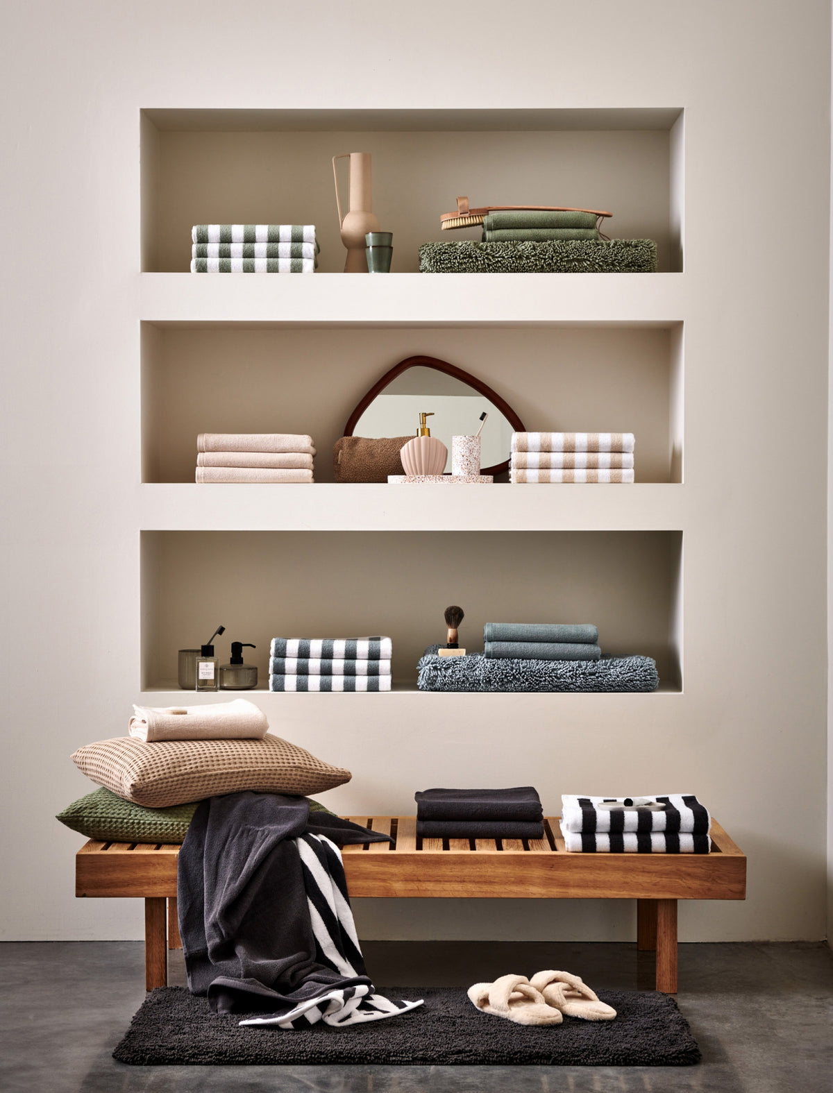 Ontdek de ultieme luxe van de Vandyck Verona stripes handdoeken in de kleur smoke green met perfect uitgebalanceerde mix van Egeïsche Turkse en Pima-katoen. Geniet van superieur absorptievermogen en zijdezachte zachtheid dankzij het drievoudige Evocotton-garen.