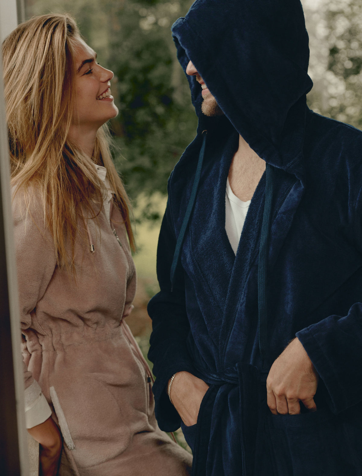 Rio badjas dark navy is een lange badjas geschikt voor zowel heren als dames. De badjas heeft een capuchon met touwtjes eraan. De Rio badjas heeft aan beide zijden grote insteek zakken.