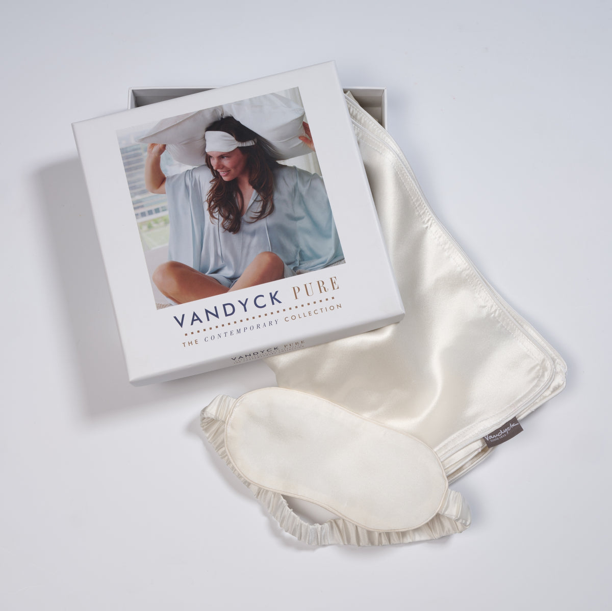 De Pure Sleeping Beauty set bestaat uit een kussensloop van 60 x 70 cm en een slaapmasker, die van 100% zijde zijn gemaakt