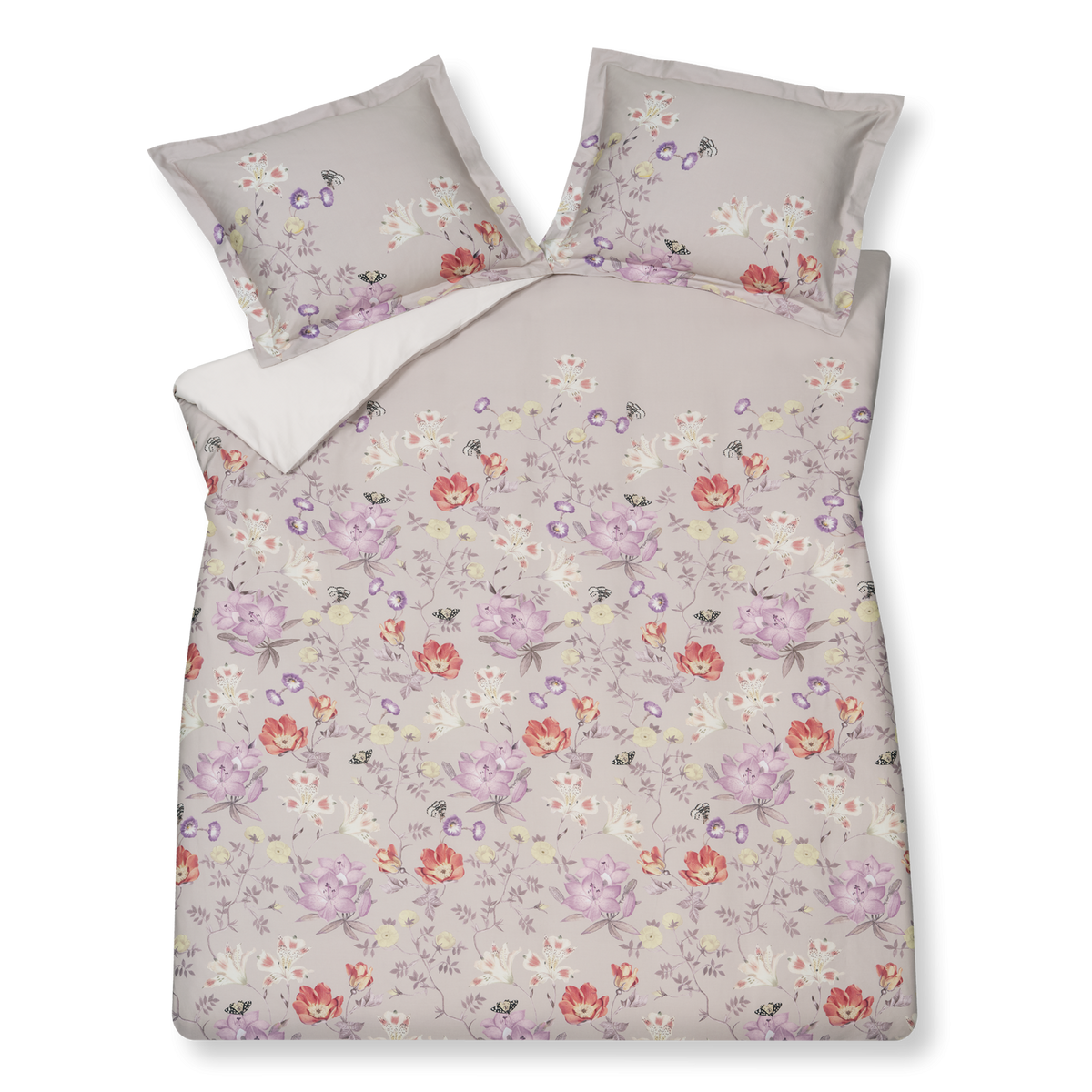 Linnea multi dekbedovertrek heeft paarse, rode en gele bloemen met hier en mooi zwart/witte vlinders op een lichtpaarse achtergrond