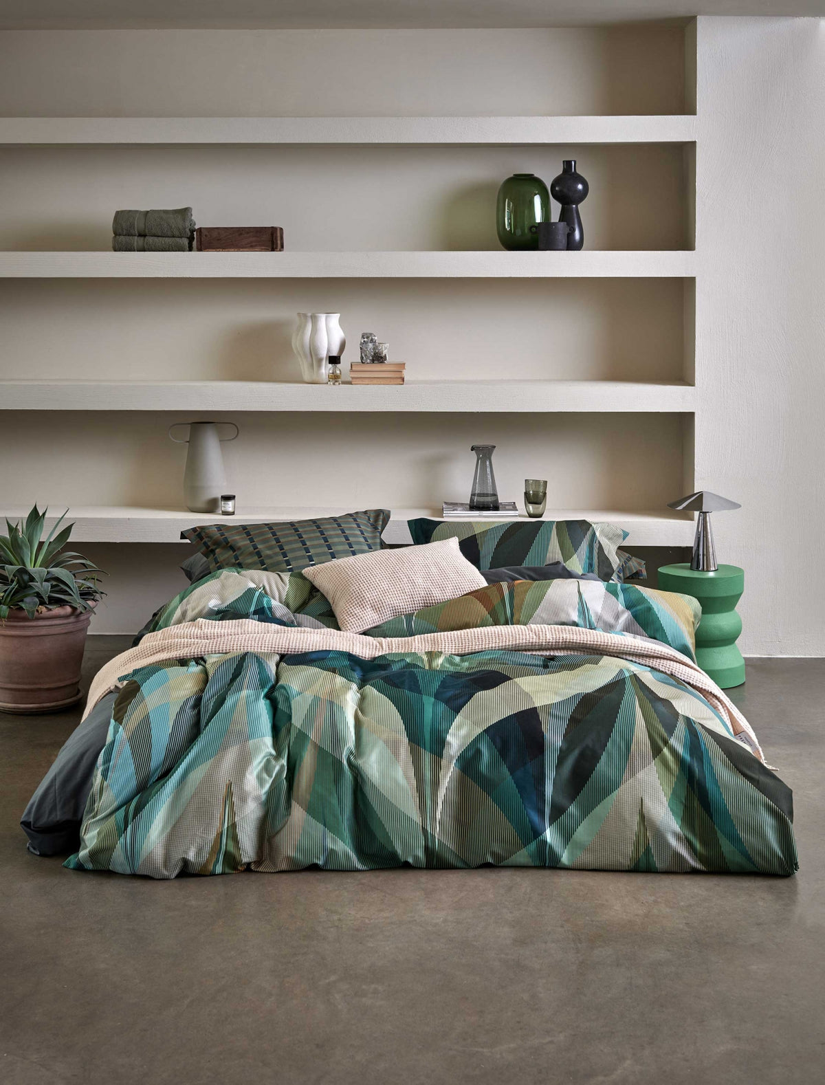 Celestial multi dekbedovertrek heeft blokjes in verschillende tinten bruin, turquoise en blauw met verticale en horizontale lijnen. De blokjes hebben telkens een andere dikte of kleur. De achterkant van het dekbedovertrek is effen donkerblauw. De kussens hebben aan beide zijden hetzelfde patroon en kleuren als de bovenkant van het dekbedovertrek, waardoor het een verlengend effect heeft. 