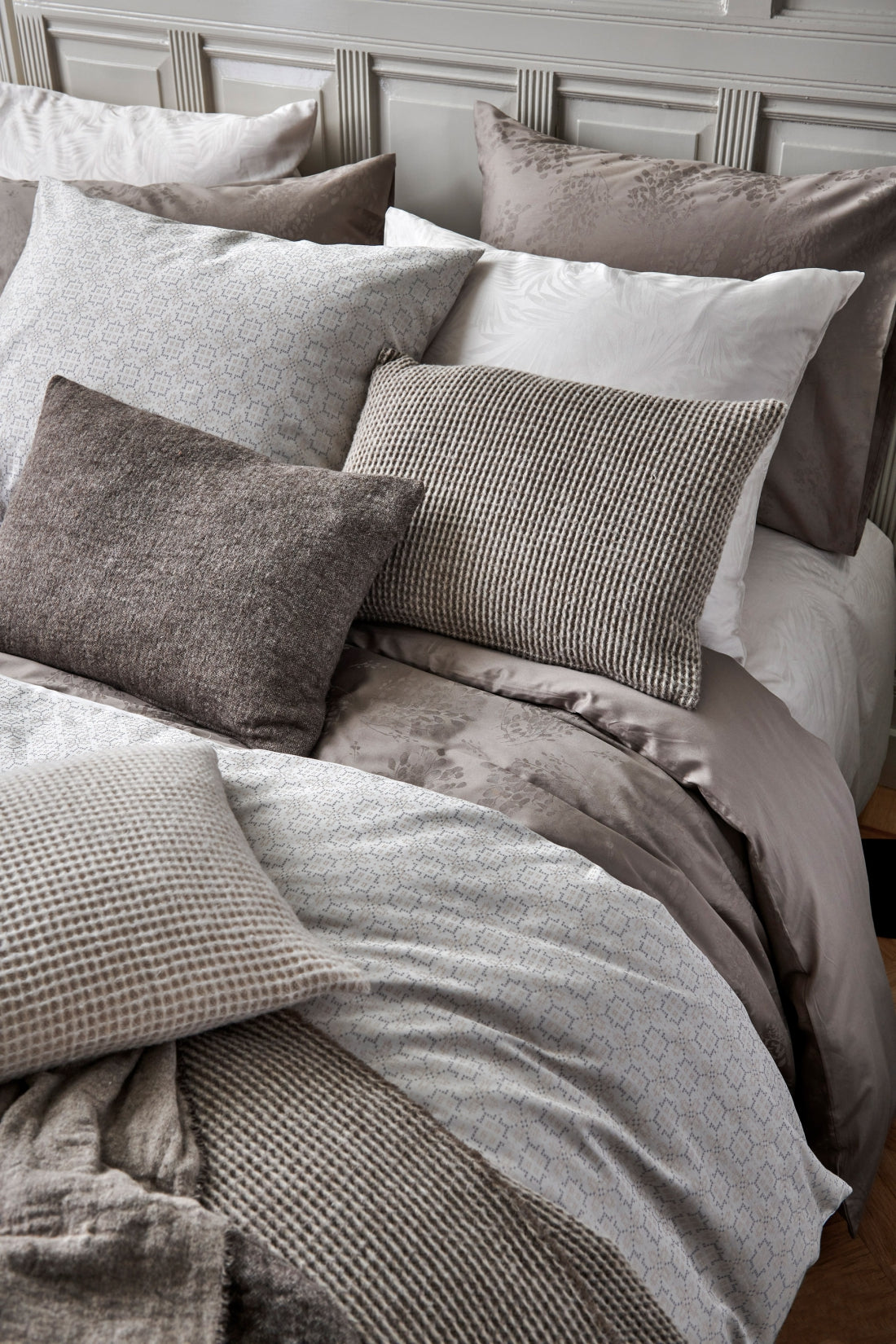 Een prachtig dekbedovertrek set met een chique uitstraling! Het Purity Rome dekbedovertrek set heeft een jacquard geweven voorzijde met yarn dyed garens, de achterzijde is effen katoensatijn (300 thread count). Met warme aardetinten is dit dekbedovertrek set mooi te combineren